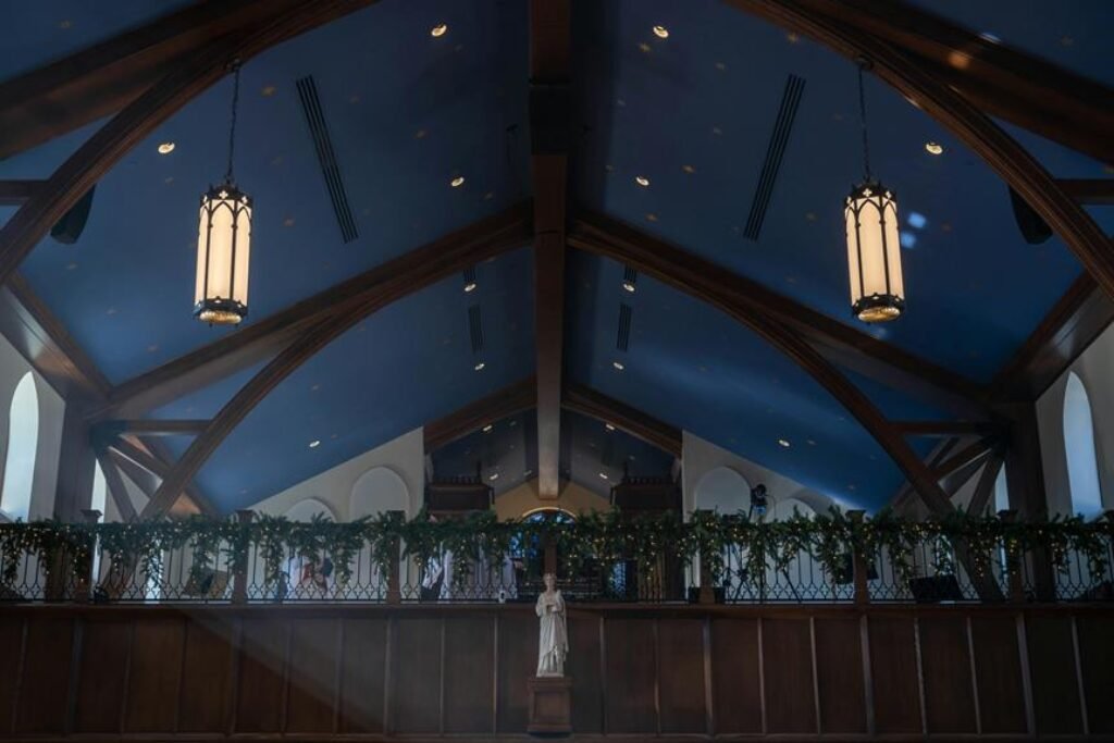 Creative Uses for Garlands in Holiday Decor Creative Uses for Garlands in Holiday Decor