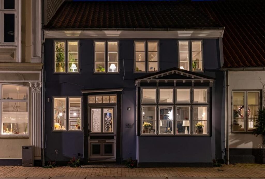 What Are the Benefits of Motion-Sensor Lights in Your Home? What Are the Benefits of Motion-Sensor Lights in Your Home?